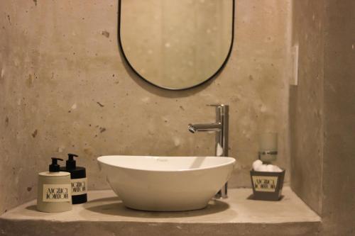 One-Bedroom Apartment image 3