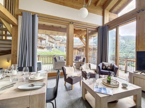 Chalet Coron · Confort superieur · Sauna et Wifi · Acces direct aux pistes · Parking couvert - FR-1- near Cafe Snack