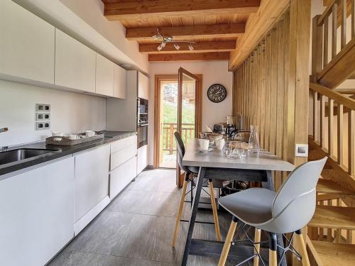 Chalet Coron · Confort superieur · Sauna et Wifi · Acces direct aux pistes · Parking couvert - FR-1- near Cafe Snack