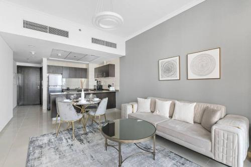 StoneTree - Furnished 1 BR in Bay Central - image 2