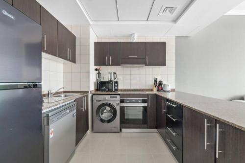 StoneTree - Furnished 1 BR in Bay Central - image 5