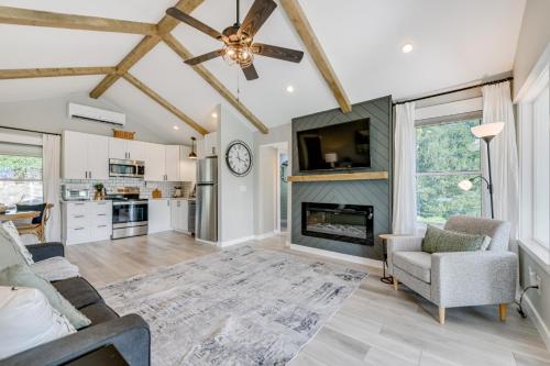 Updated and Modern Waynesville Cottage with Fire Pit in Waynesville, USA