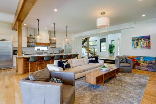 Stylish Denver Home with Rooftop Deck and Pool Table! in Denver, USA