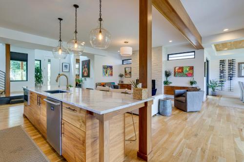 Stylish Denver Home with Rooftop Deck and Pool Table! in Denver, USA