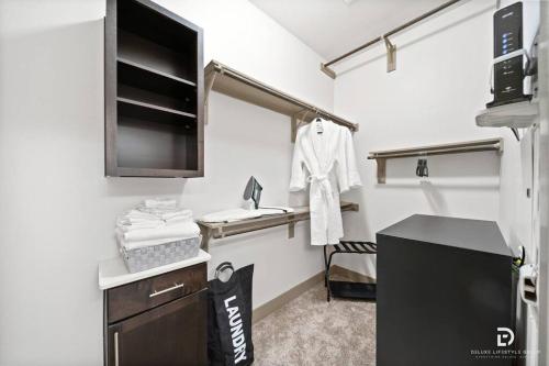 Downtown Houston Deluxe King Suite with Spa Amenities, Pool and Free Parking