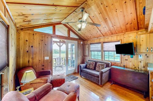 Seneca Lake Serenity & Sunny Serenity in Hector, USA