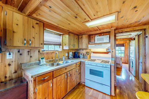 Seneca Lake Serenity & Sunny Serenity in Hector, USA