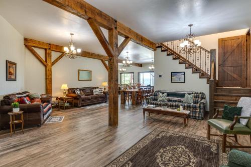 Eagle Crest Lodge - Large Group Getaway! in Jasper (Indiana)