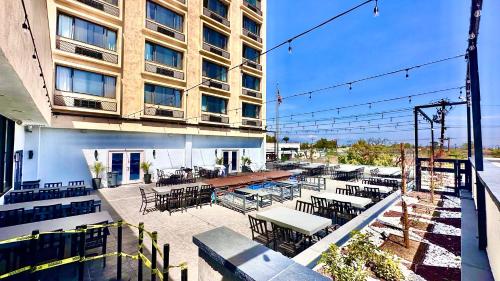 Balcony/terrace, Lincoln Hotel Monterey Park/Los Angeles in Los Angeles (CA)