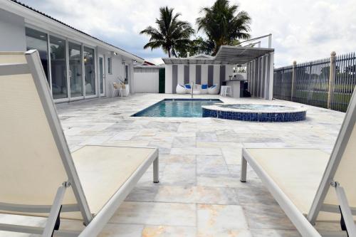 Luxurious Home with BBQ, Hot Tub, Heated Pool & Wifi - L36