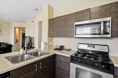 Luxury 2BR/2BA! 5 MIN to Disney! in Anaheim, USA