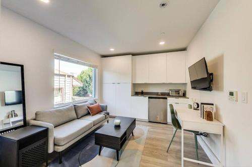 Brand New Stylish Studio Suite Near Downtown