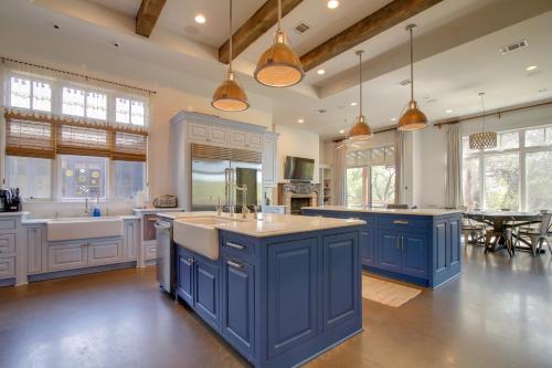 Sprawling Austin Estate with Pool and Fire Pit in Austin, USA