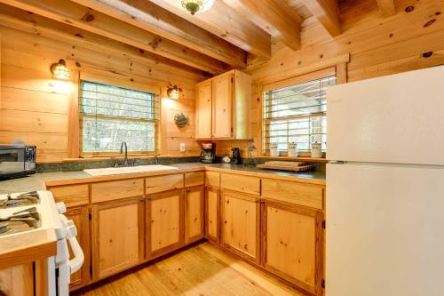 Quiet Balsam Grove Cabin with Hot Tub, Dog Friendly! in Balsam Grove, USA