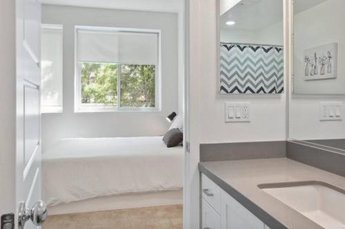 Bright, Modern, Central - Theater Room, Sleeps 9, Los Angeles (photo 10)