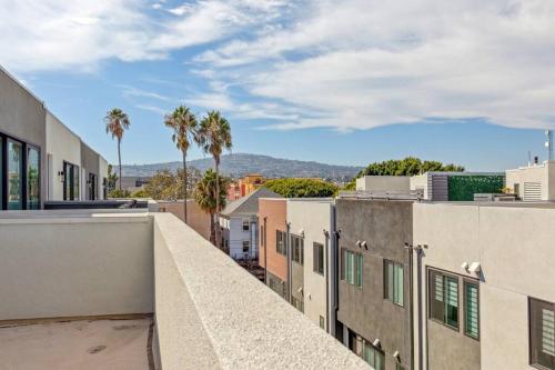 Bright, Modern, Central - Theater Room, Sleeps 9 in Los Angeles, USA