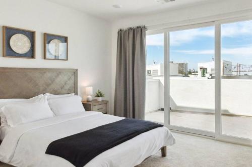 Bright, Modern, Central - Theater Room, Sleeps 9, Los Angeles (photo 4)