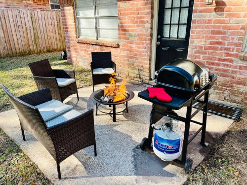 House FREE Parking 3 Bed & Backyard in The Woodlands, USA