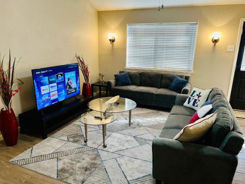 House FREE Parking 3 Bed & Backyard in The Woodlands, USA