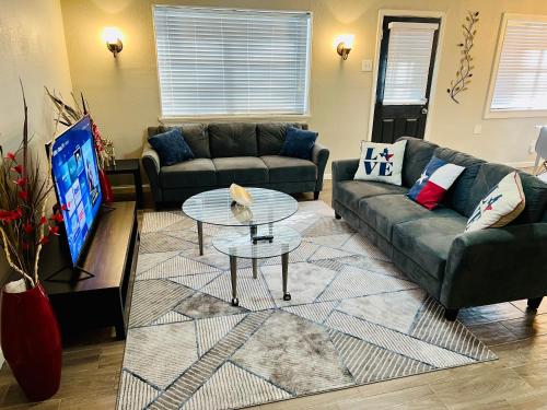 House FREE Parking 3 Bed & Backyard in The Woodlands, USA