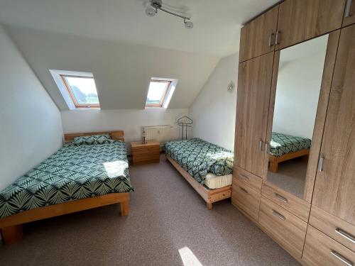 2 twin beds, 1 sofa bed