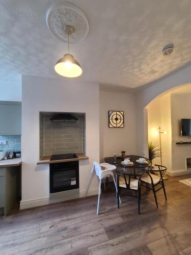 Business Friendly 2BR House Sleeps 5, Wi-Fi, Workspace & Free Parking, Mánchester (foto 5)