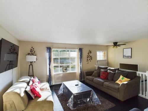 Opuluxe Enjoy Fayetteville's 4 BR Hidden Gem! image