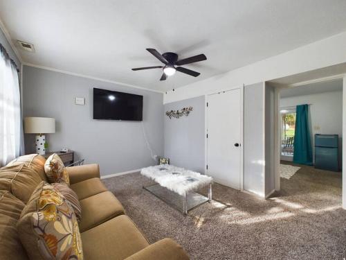 Opuluxe Enjoy Fayettevilles 4 BR Hidden Gem! in Fayetteville, USA