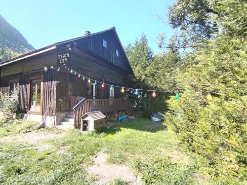 Châlet 8 personnes + grand terrain et rivière - Location, gîte - Glières-Val-de-Borne