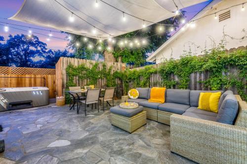 Modern Cottage, Hot Tub, Bistro Patio, Putting Green, Walk To All!