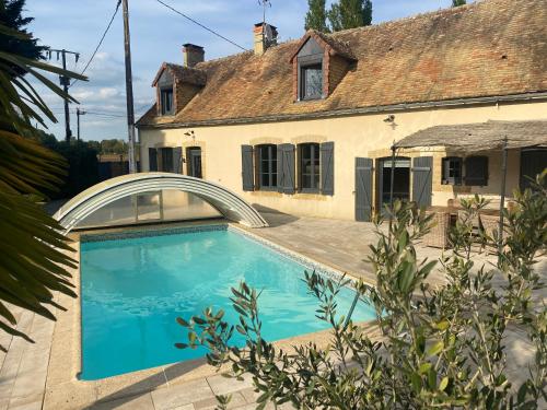 Magnifique longère avec piscine à la campagne gîte à louer Les Yvories