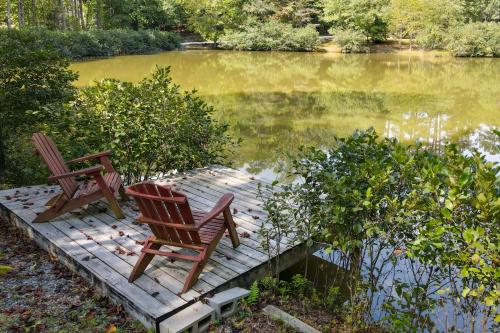 Blue Ridge Cabin with Hot Tub and Private Lake! in Morganton, USA