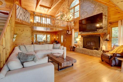 Blue Ridge Cabin with Hot Tub and Private Lake! in Morganton, USA