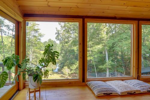 Blue Ridge Cabin with Hot Tub and Private Lake! in Morganton, USA
