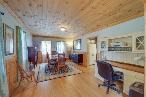 Bakersville Retreat with Deck, Fire Pit and Grill! in Spruce Pine, USA