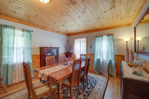 Bakersville Retreat with Deck, Fire Pit and Grill! in Spruce Pine, USA
