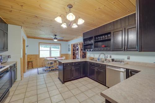 Bakersville Retreat with Deck, Fire Pit and Grill! in Spruce Pine, USA
