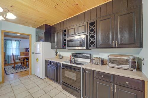 Bakersville Retreat with Deck, Fire Pit and Grill! in Spruce Pine, USA
