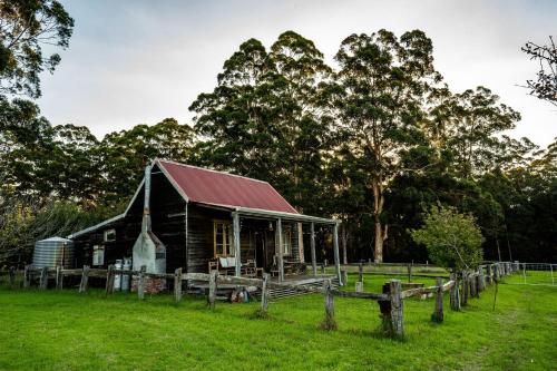 Cosy Farmstay: Green Cabin at Whispering Woods