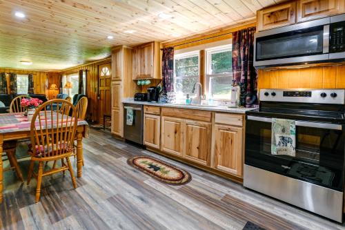 Furnished Deck Rustic Cabin in Cosby! in Cosby, USA