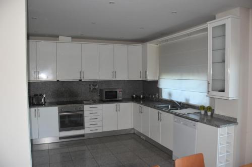 廚房, Casa de praia familiar 4 quartos e jardim in 埃斯波森德