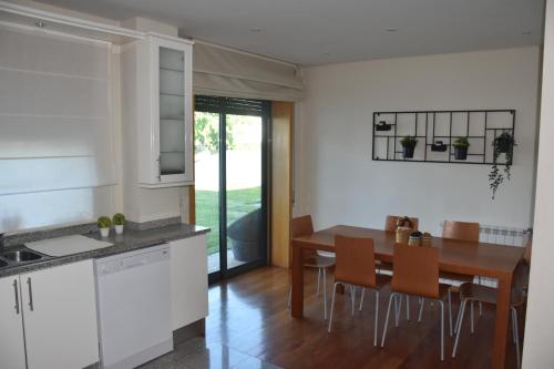 廚房, Casa de praia familiar 4 quartos e jardim in 埃斯波森德