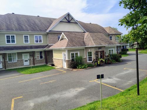 Kilátás, LeChamplain #206 CITQ#248275 in Bromont (QC)