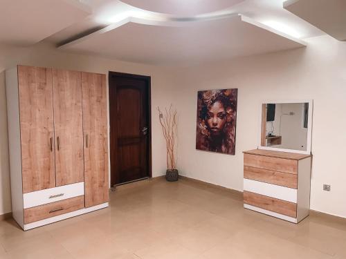 Sky Suites East Legon in มาดินา