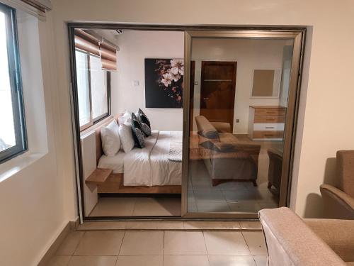 Sky Suites East Legon in มาดินา