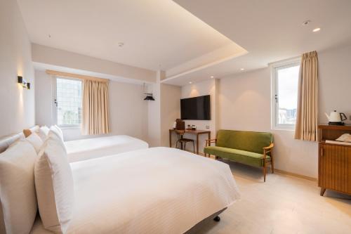 Deluxe Quadruple Room image 10