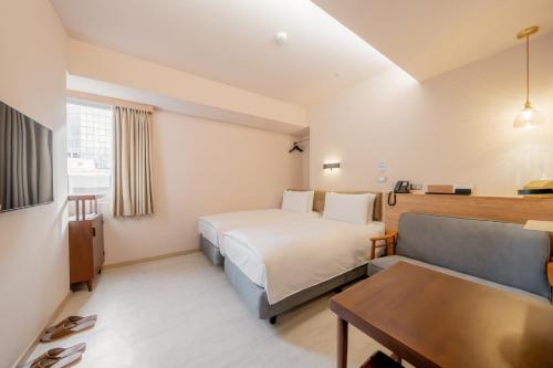 Standard Twin Room image 10