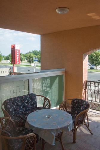 ระเบียง/ชานเรือน, Korona Home in ซาร์วาร์