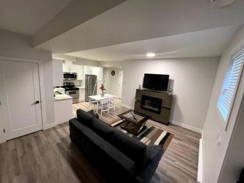 2 Bedroom Basement Suite With Kitchen and Laundry in Surrey, Canada