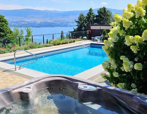 Stunning Lake View w Private Hot tub, Pool -snl & Outdoor Kitchen 2400sqft